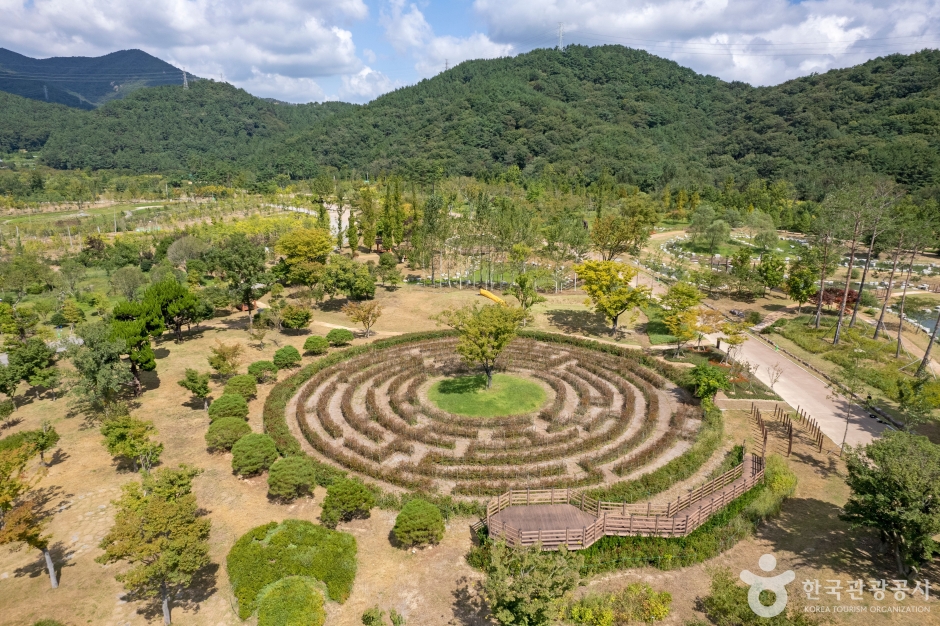 해운대수목원 산책 공간을 담은 한국관광공사 사진입니다.