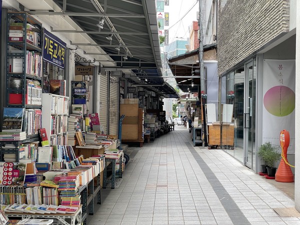 한적한 보수동 책방골목 모습입니다.