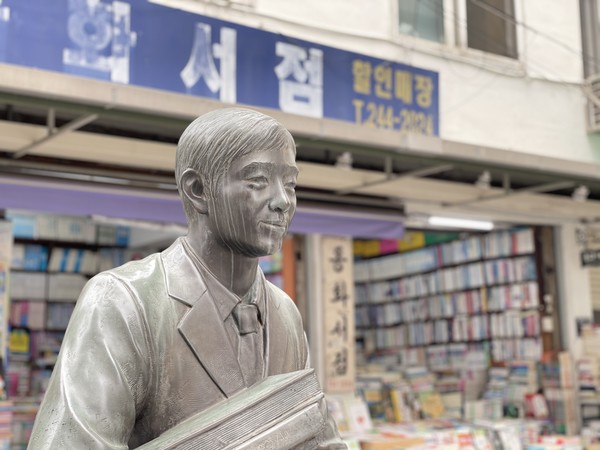 보수동 책방골목 거리 모습입니다.