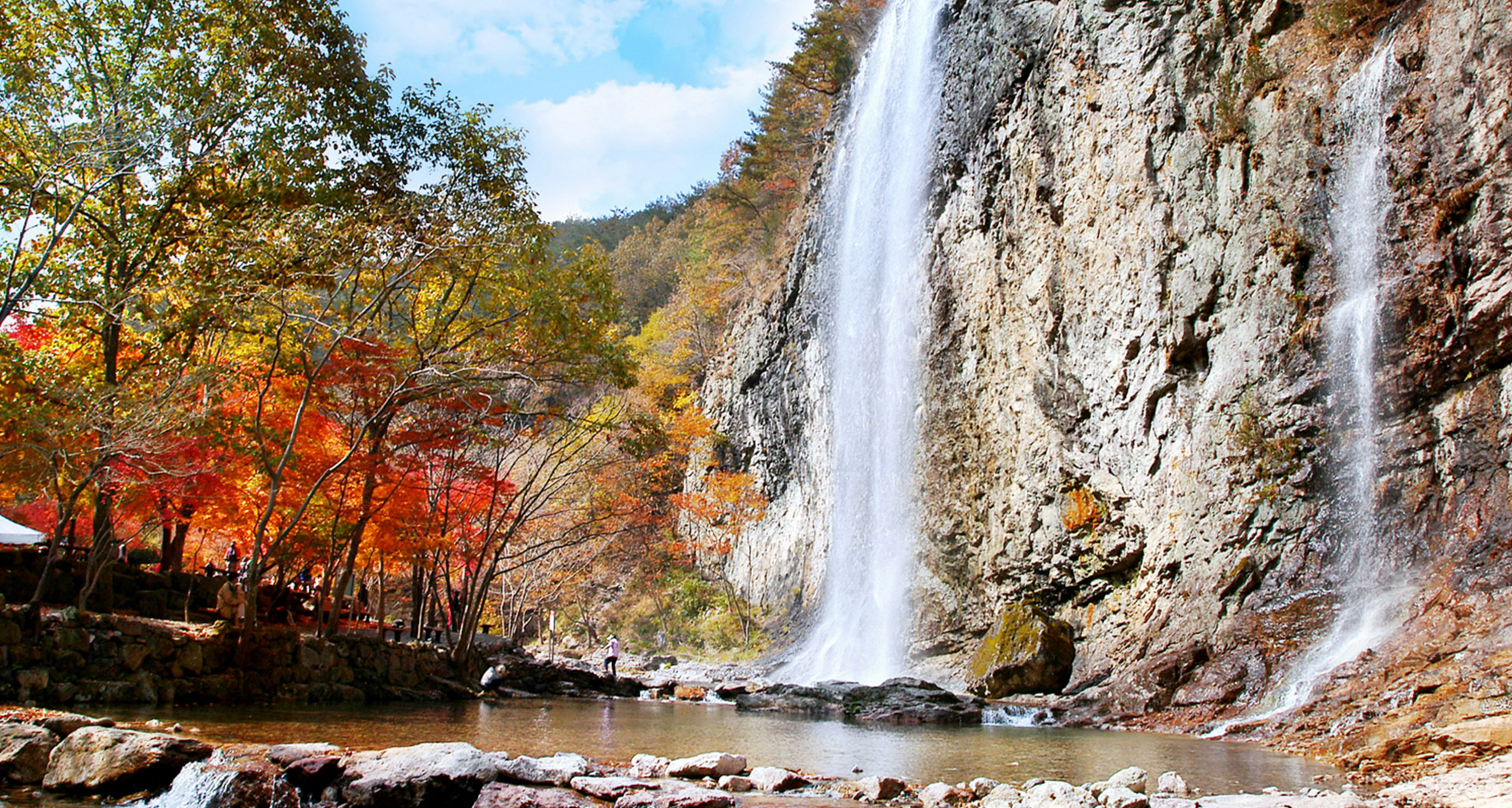 Sunchang’s Gangcheonsan, linking a 76 m suspension bridge and the 120 m Gujanggun Falls