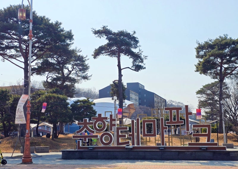춘향테마파크의 야외 시설입니다.