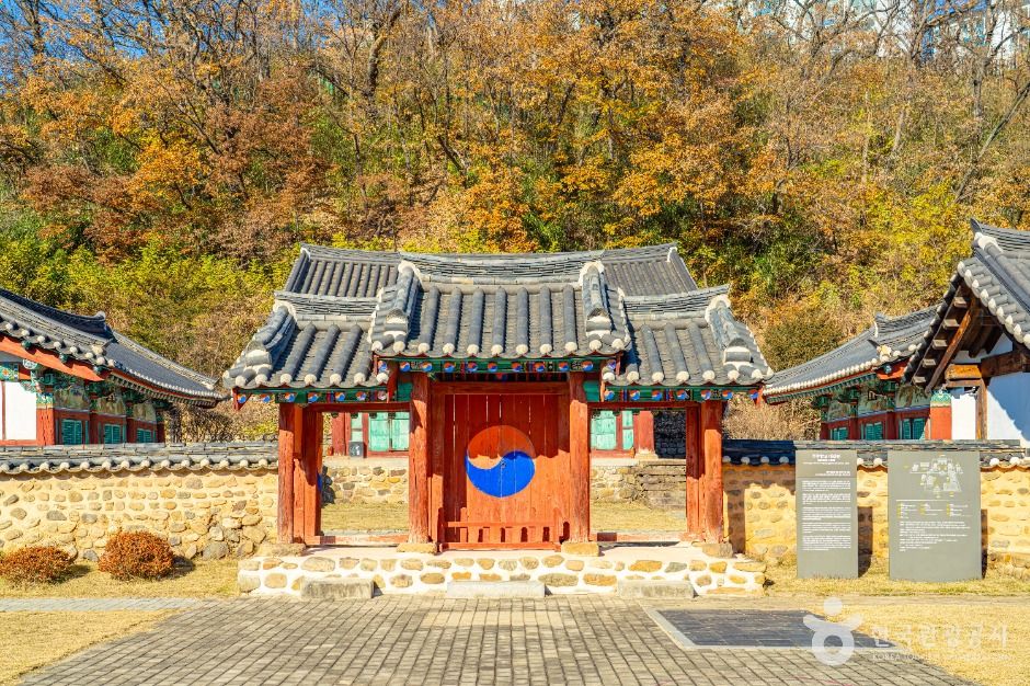 무주향교 경내 전경입니다.