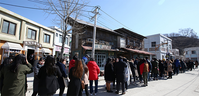 순천 드라마촬영장에서 교복 대여를 기다리는 방문객들입니다.