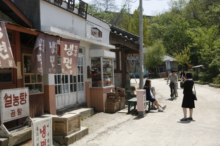 순천 드라마촬영장 거리 세트 전경입니다.