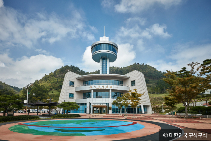 Reading the Time of Korean Tea from the Fifth Floor beside Boseong’s Tea Fields, Korea Tea Museum