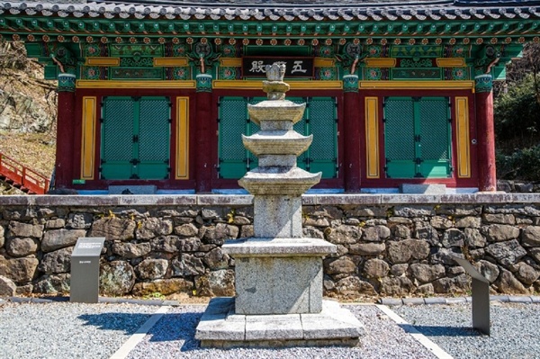 증심사 오백전 앞 삼층석탑입니다.