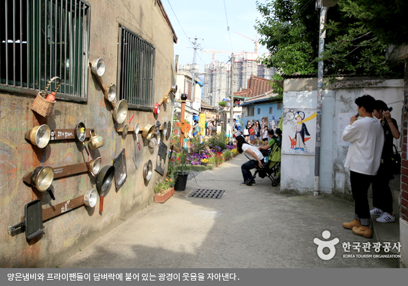 양은냄비와 프라이팬으로 꾸민 펭귄마을 담벼락입니다.