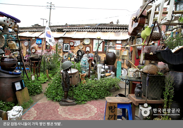 생활 물건을 모아 만든 펭귄마을의 펭귄 텃밭입니다.