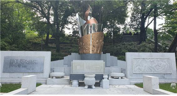 광주공원의 4·19의거 영령추모비입니다.