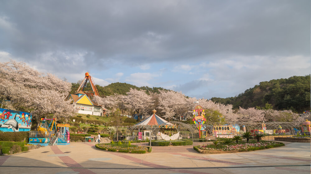 From the 1992 Zoo to the 2002 Golf Practice Range: A One-Day Route through 960,000㎡ Uchi Park