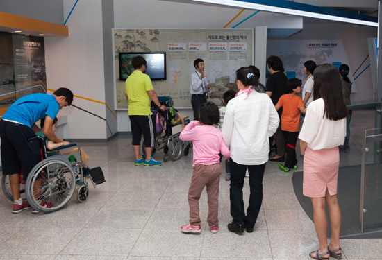 울산항만공사 홍보관 관련 기사에 실린 현장 사진입니다.