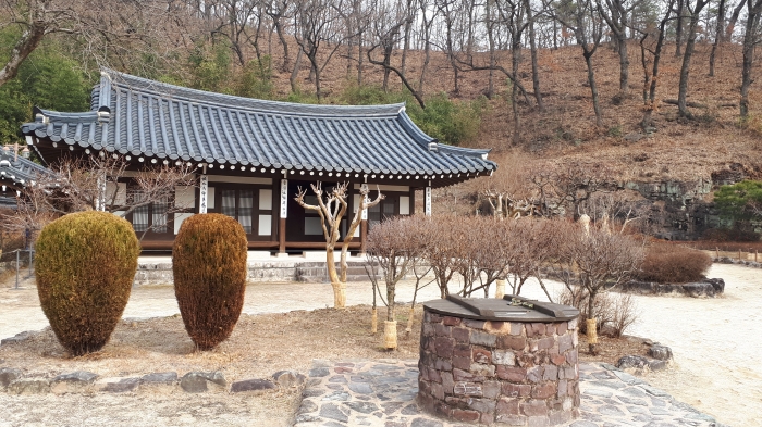 호암이병철선생생가의 건물과 마당 모습입니다.