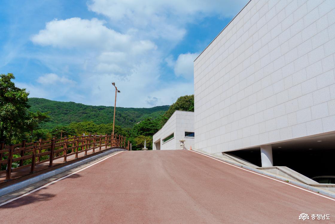 수덕사 근역성보관입니다.