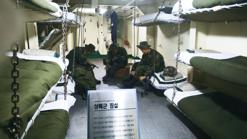 삽교호 함상공원의 상륙군 침실 재연 사진입니다.