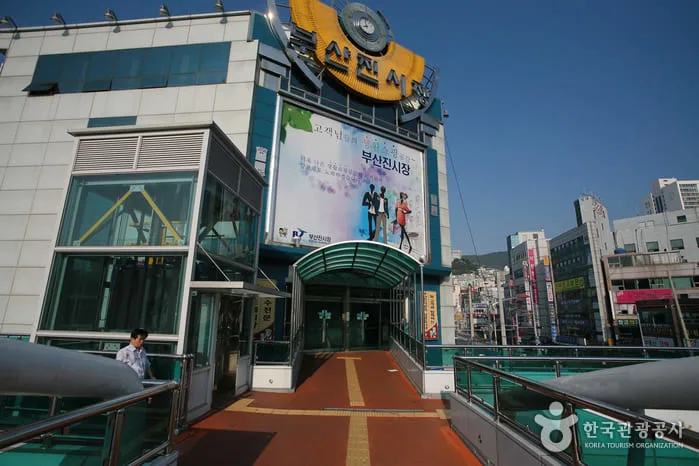 Busanjin Market, transformed into a permanent market in 1913: How to explore 392 fabric categories