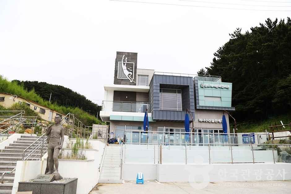 Yeongdo Haenyeo Village and Haenyeo Culture Exhibition Hall by the Jungni Sea
