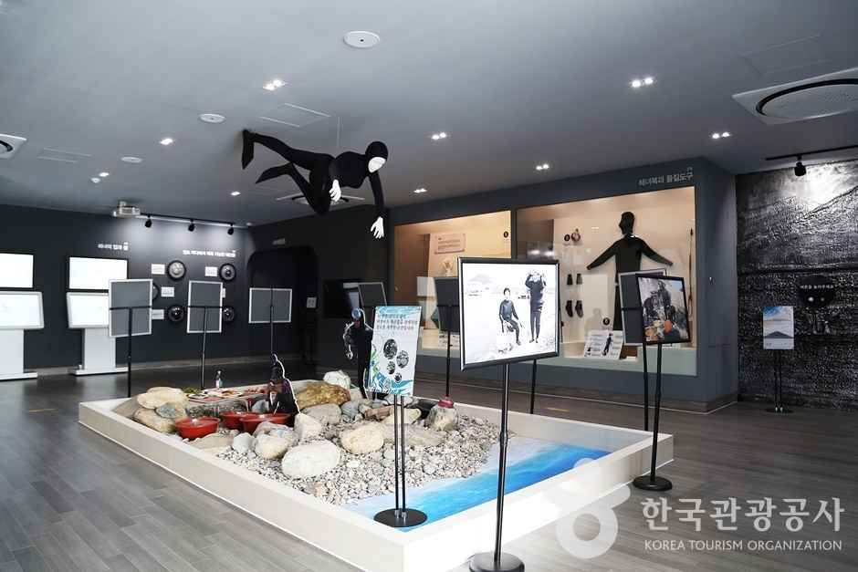 영도해녀문화전시관의 해녀 문화 전시 모습입니다.