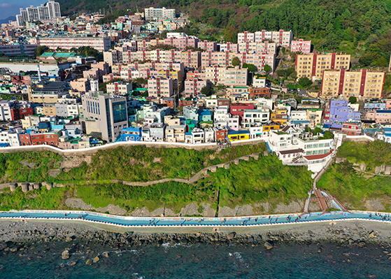 영도 해안 산책 구간의 풍경입니다.