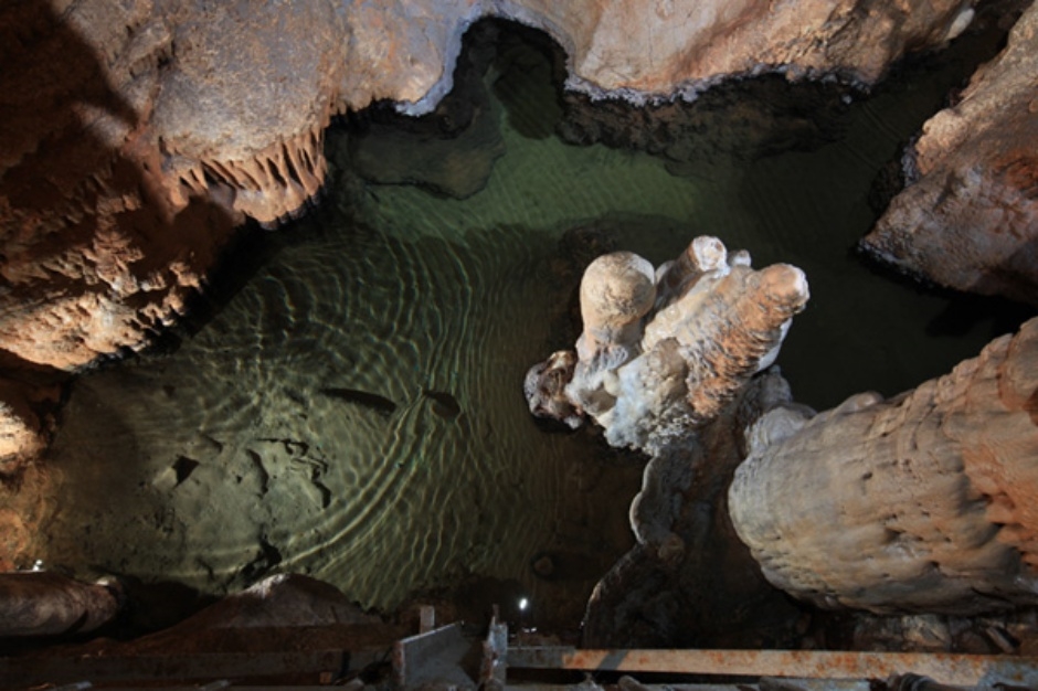 Danyang Gosu Cave: Entering 500-Million-Year-Old Limestone Strata via Around 700 Steps