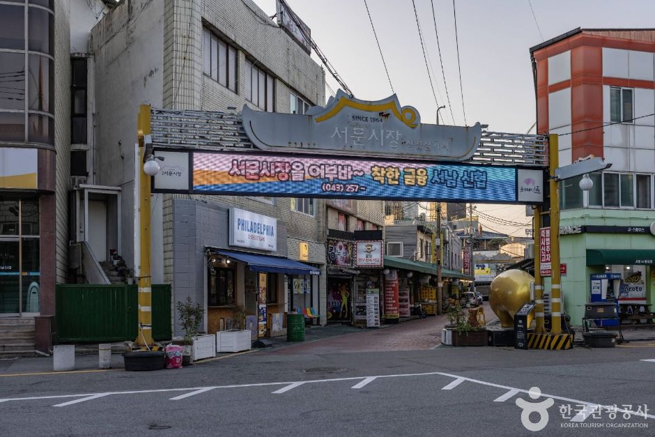 아케이드 아래로 이어지는 육거리종합시장 통로입니다.