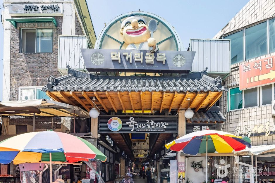 육거리종합시장 안의 먹거리와 상점 풍경입니다.
