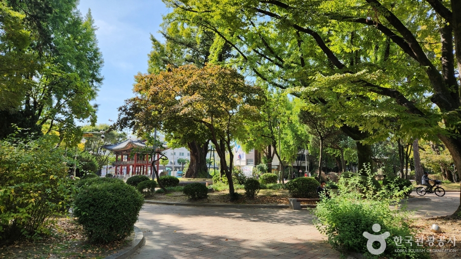 육거리종합시장 아케이드와 보행 공간을 보여 주는 사진입니다.