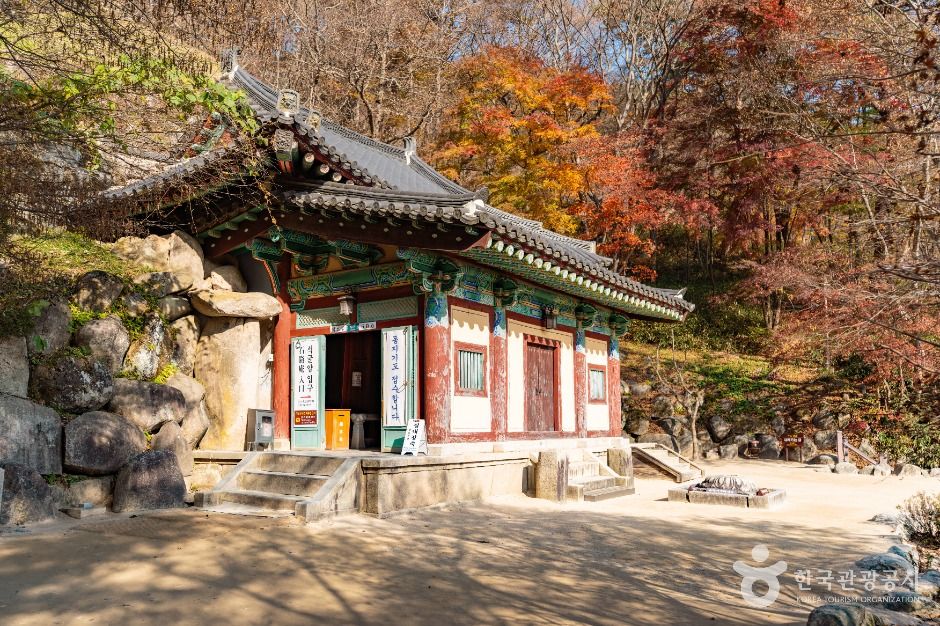 석굴암의 전실과 본존불을 보여 주는 문화유산 사진입니다.