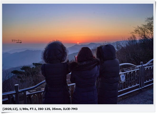 토함산을 따라 석굴암 주차장으로 오르는 겨울 산길입니다.