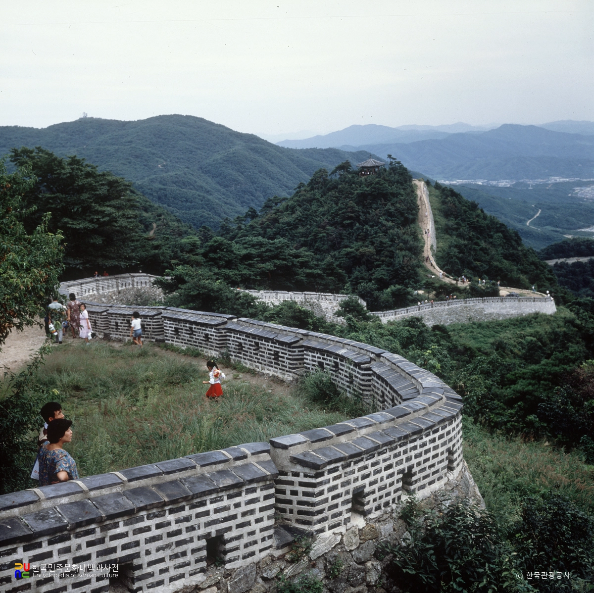 Namhansanseong’s Fortress Gates and Temporary Palace Along the Cheongnyangsan Ridge