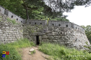 남한산성 성벽과 암문이 함께 보입니다.