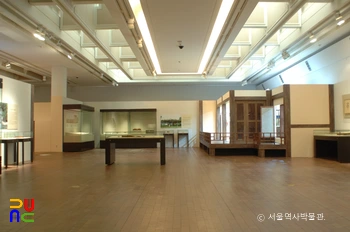 서울역사박물관 상설전시실 내부에서 서울의 역사를 살펴보는 모습입니다.