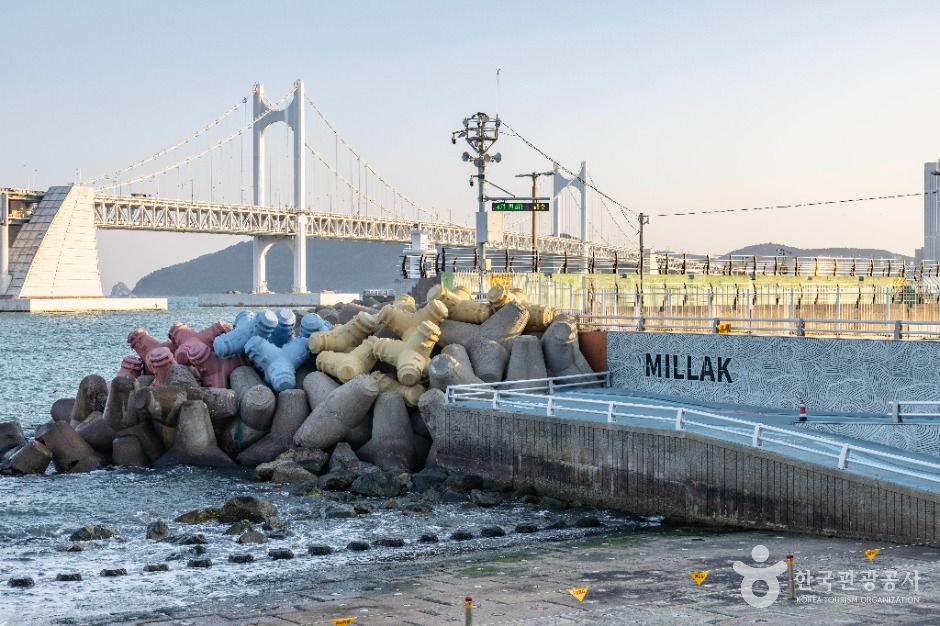 543 m Coastal Promenade and a Drinking-Prohibited Zone: Millak Waterside Park