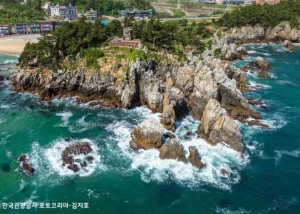 추암촛대바위 주변 해안 풍경을 담은 사진입니다.