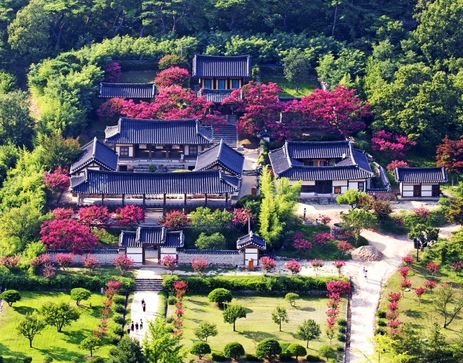 세계유산 병산서원의 건물과 주변 산세를 보여 주는 사진입니다.