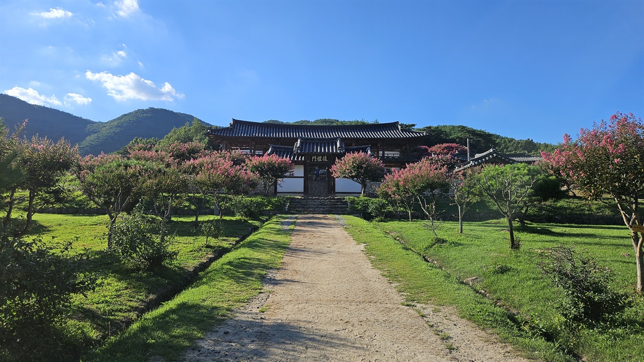 내삼문 너머에 자리한 병산서원 존덕사입니다.