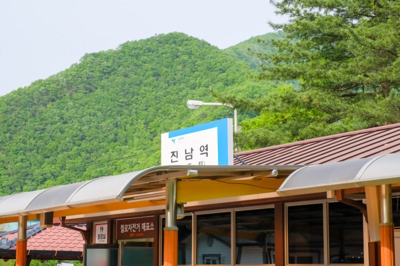 진남역 철로 위에 놓인 전기 철로자전거입니다.