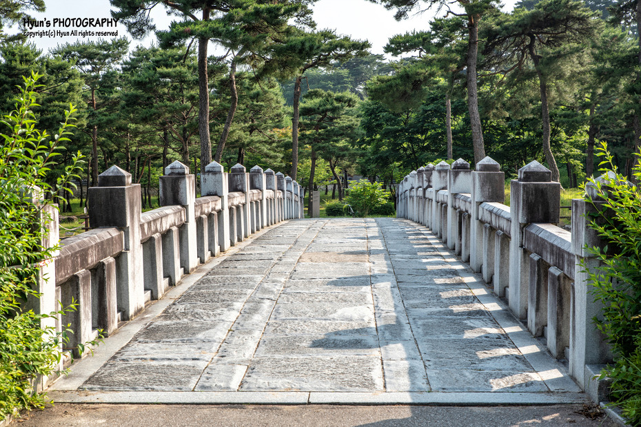 소수서원 강학당 주변의 마루와 기둥을 담은 사진입니다.