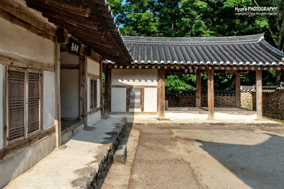 소수서원으로 이어지는 전통적인 경내 길의 모습입니다.