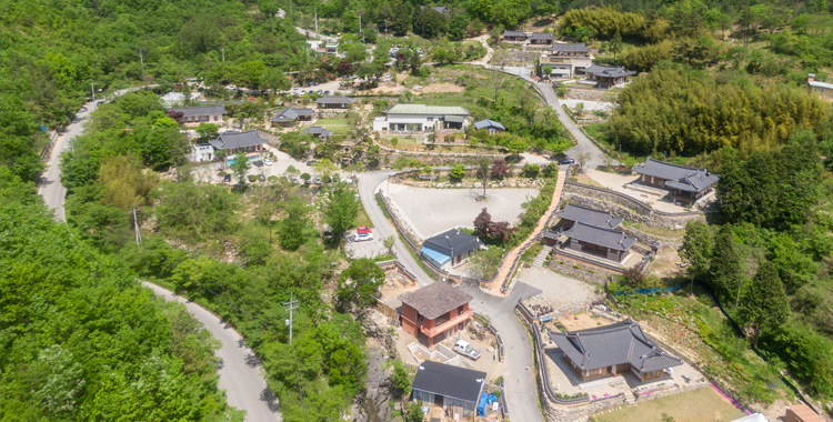 오성한옥문화센터를 중심으로 이어지는 오성한옥마을의 길입니다.