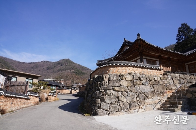 오성한옥마을의 한옥 담장과 골목을 보여주는 풍경입니다.