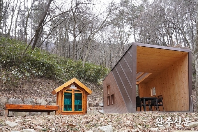 오성한옥마을의 호수와 주변 산이 어우러진 전원 풍경입니다.