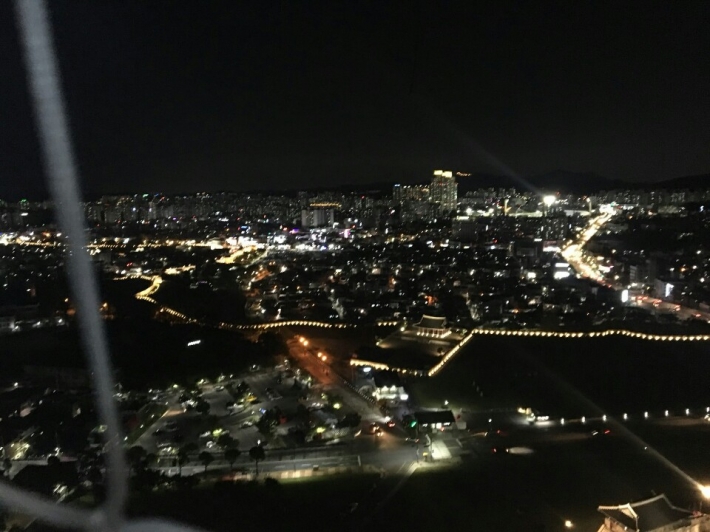플라잉수원에서 내려다본 수원화성 야경입니다.