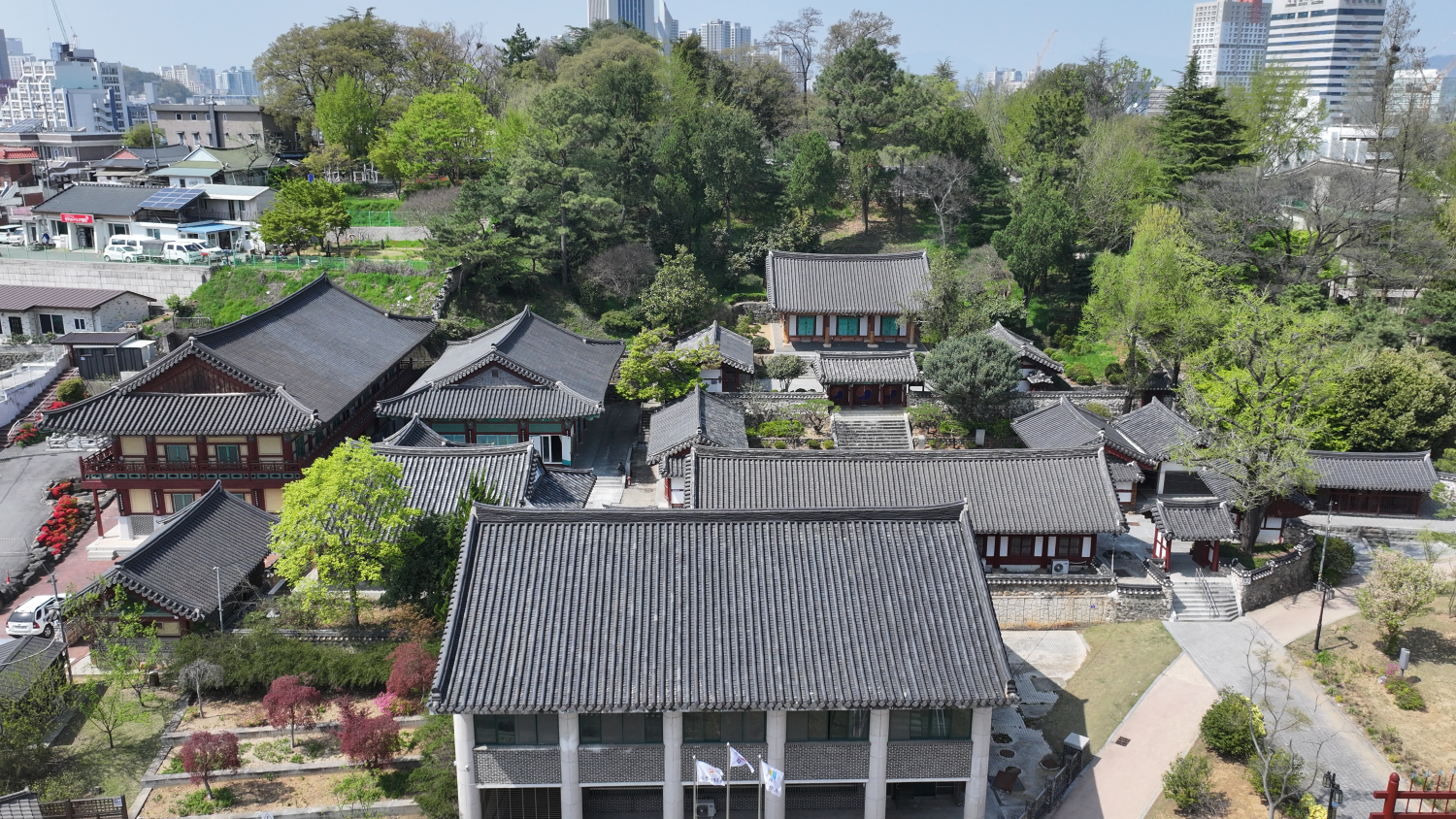 1393년에서 오늘까지 이어진 광주향교의 문과 마당