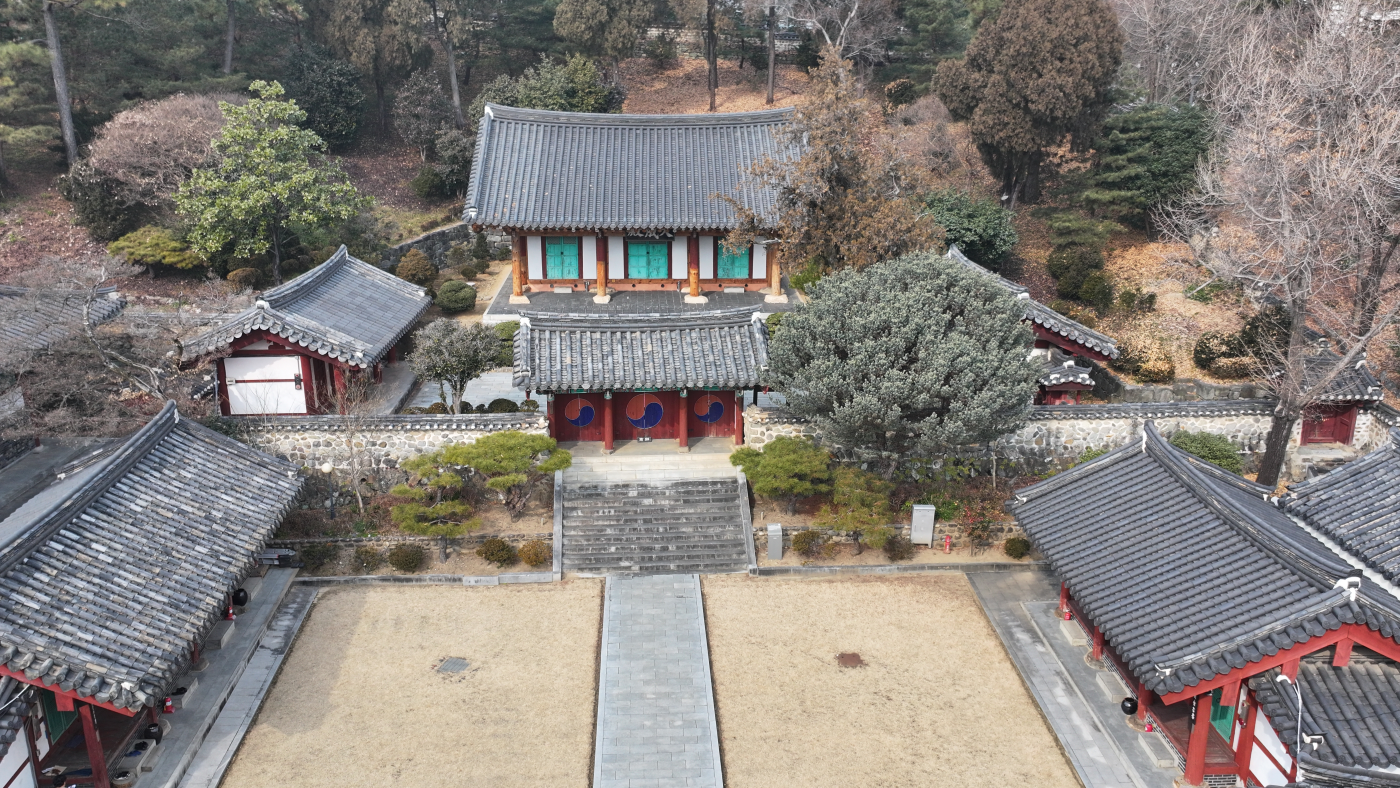 광주향교 대성전의 맞배지붕 건물입니다.