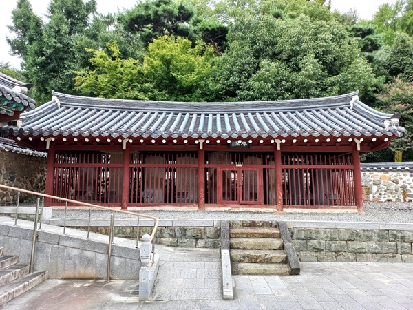 광주향교 정문 옆 비각에 건립과 보수를 기념하는 비석이 모여 있습니다.