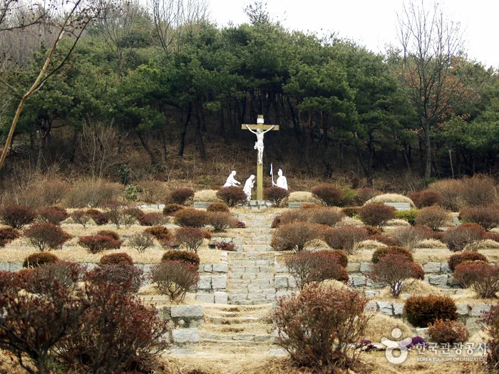 치명자산성지 주변 순례 시설의 모습을 담은 사진입니다.