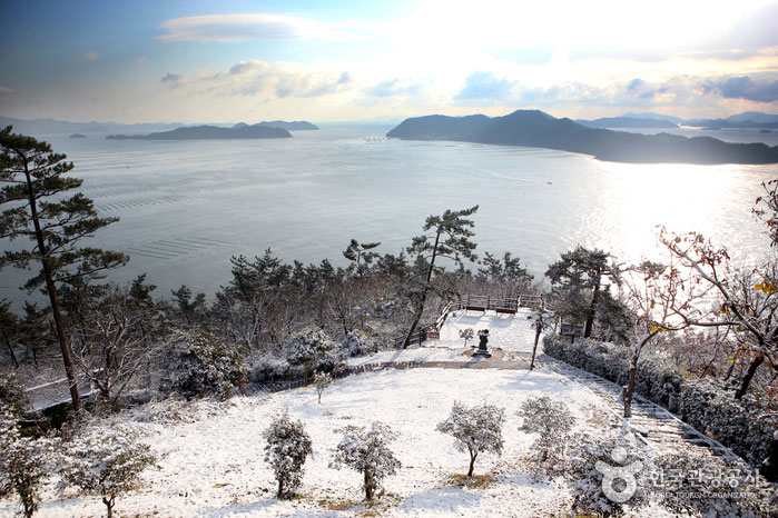 땅끝전망대에서 바라본 남해의 섬과 바다입니다.