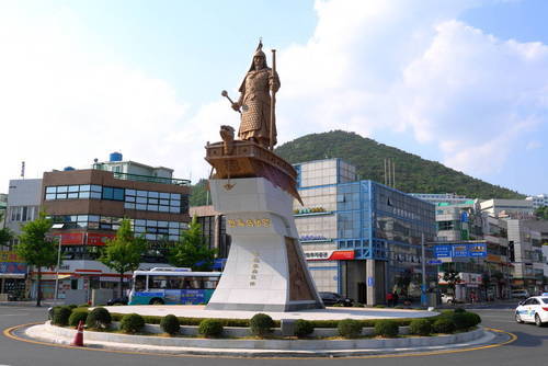 여수 앞바다와 거북선이 만나는 이순신광장
