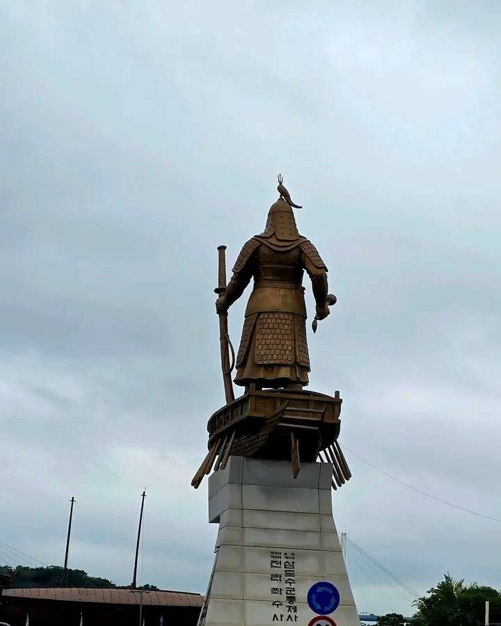 이순신광장 해안에 설치된 전라좌수영 거북선입니다.