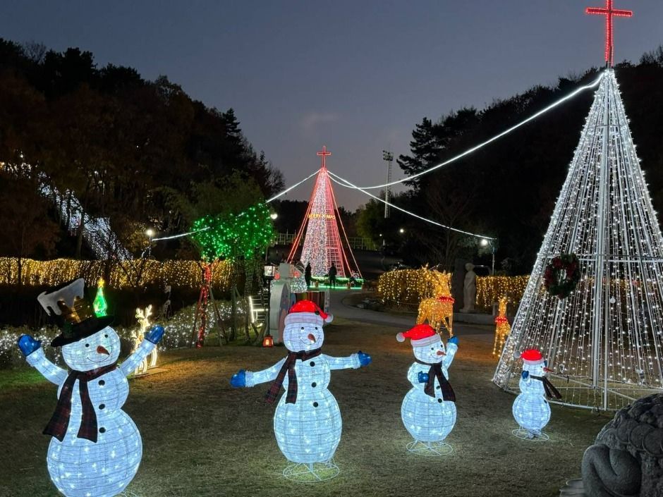 선암호수공원에서 호수와 산책 공간을 바라보는 장면입니다.